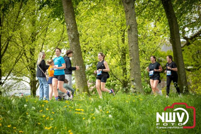 Volle terrassen, bruisende kleedjesmarkt en sportieve Wallenloop: Elburg leeft tijdens koningsdag! - &copy; NWVFoto.nl